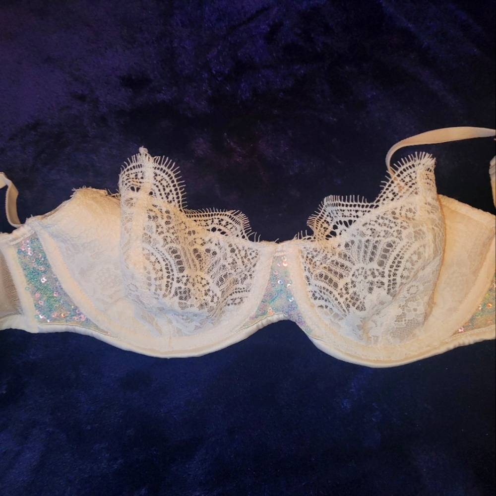 VICTORIAS SECRET LACE BRA. NWOT